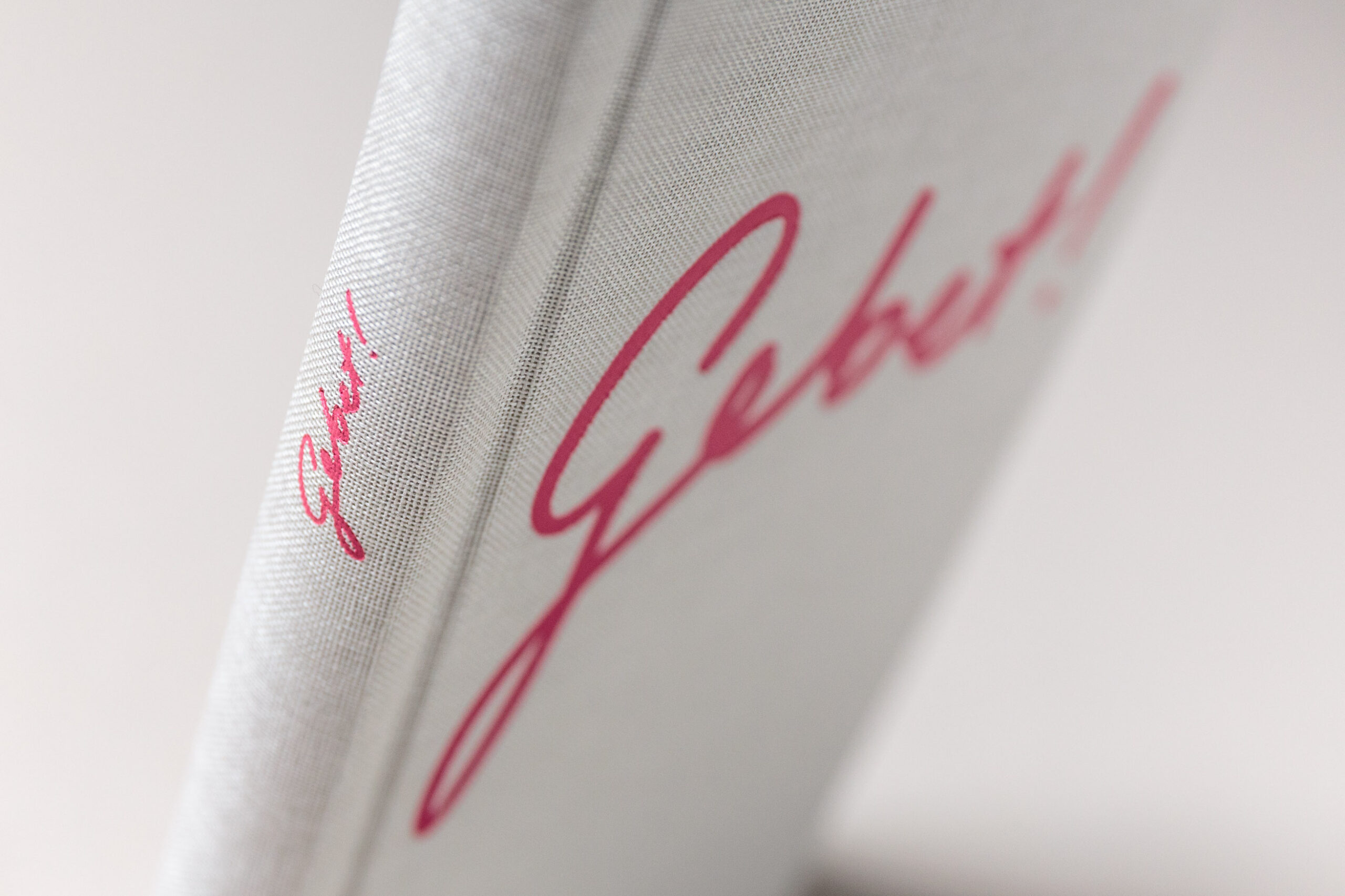 Book cover: Embossing and a warm grey linen binding – “Gebet!” is a prayer book for the scholars of the German Episcopal foundation Cusanuswerk. Set in Freight Text, with Pantone spot color, embossing, linen binding and handwritten content. Designed by Johannes Pistorius