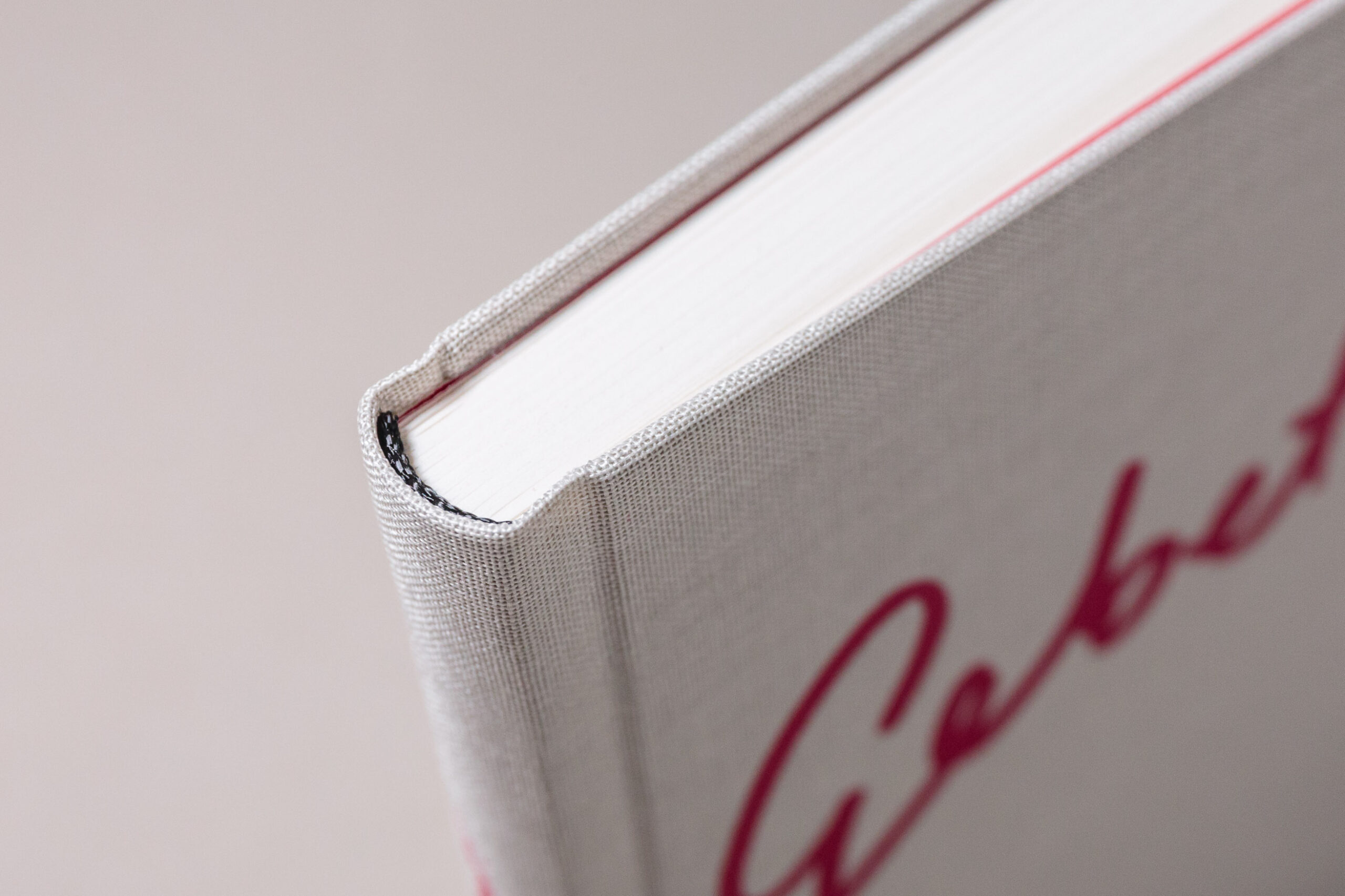Thread stitching an warm grey linen binding on the German prayer book “Gebet!”. Designed by Johannes Pistorius.